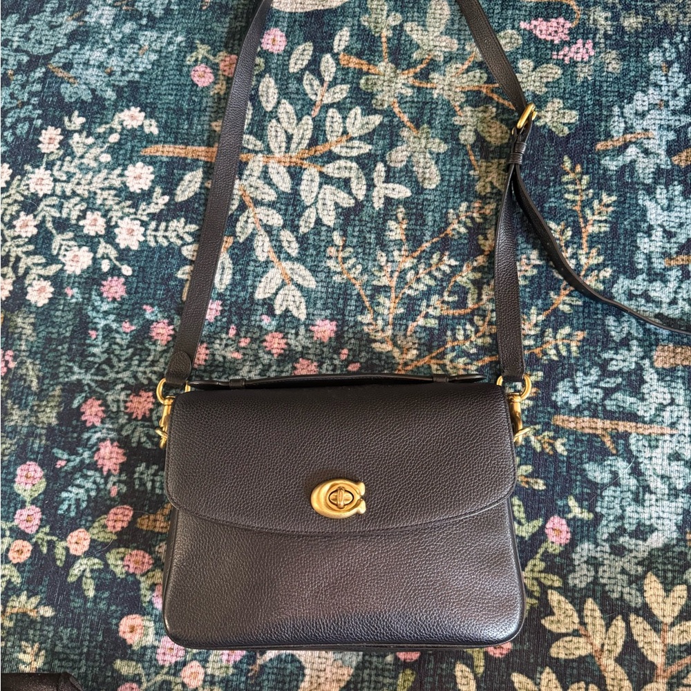 Coach Cassie 26 // Black Leather Crossbody Bag with Gold Accents 🖤🐝